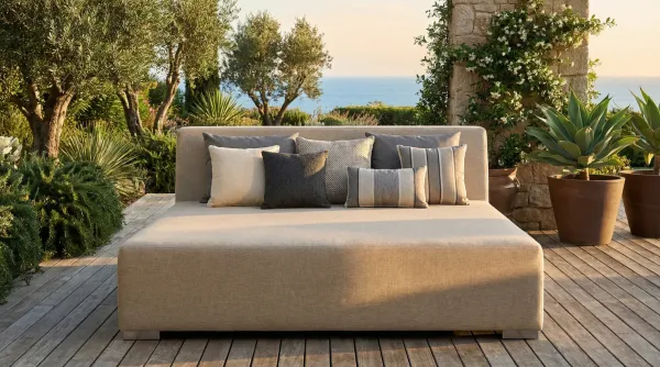 Cama impermeable 153 cm. ancho x 200 cm. profundo, con respaldo exterior