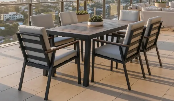 Comedor exterior: mesa con 6 sillones en blanco o antracita